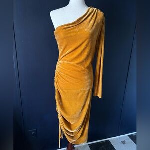 Elegant One-Shoulder Velvet Dress in Gold